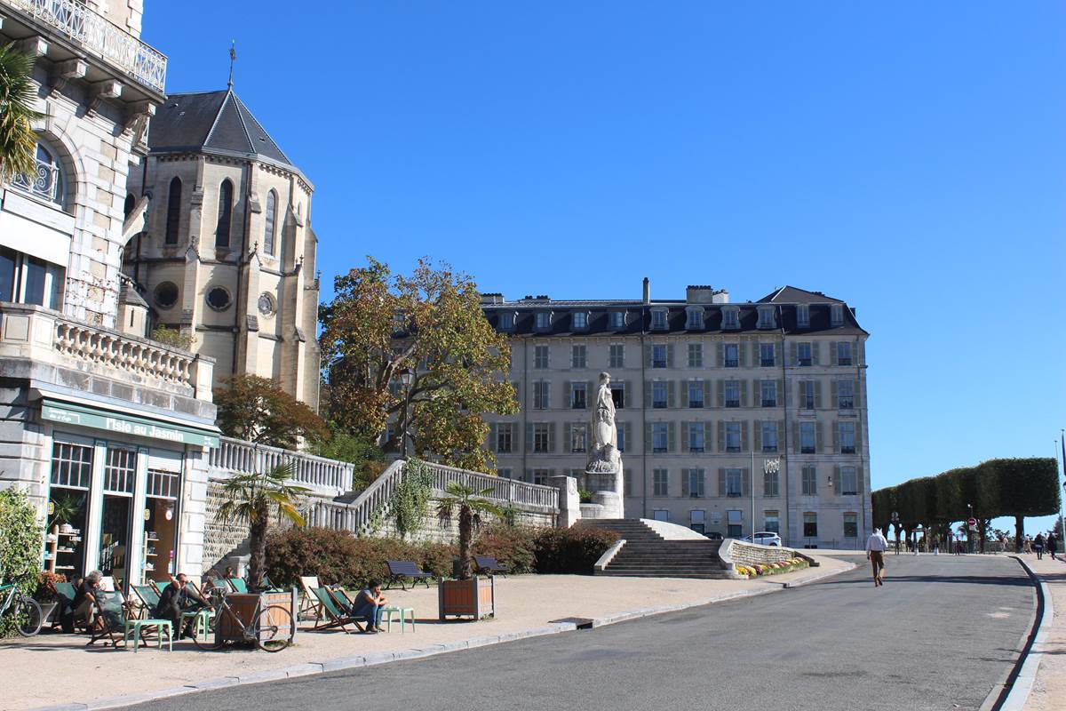 63 visit pau