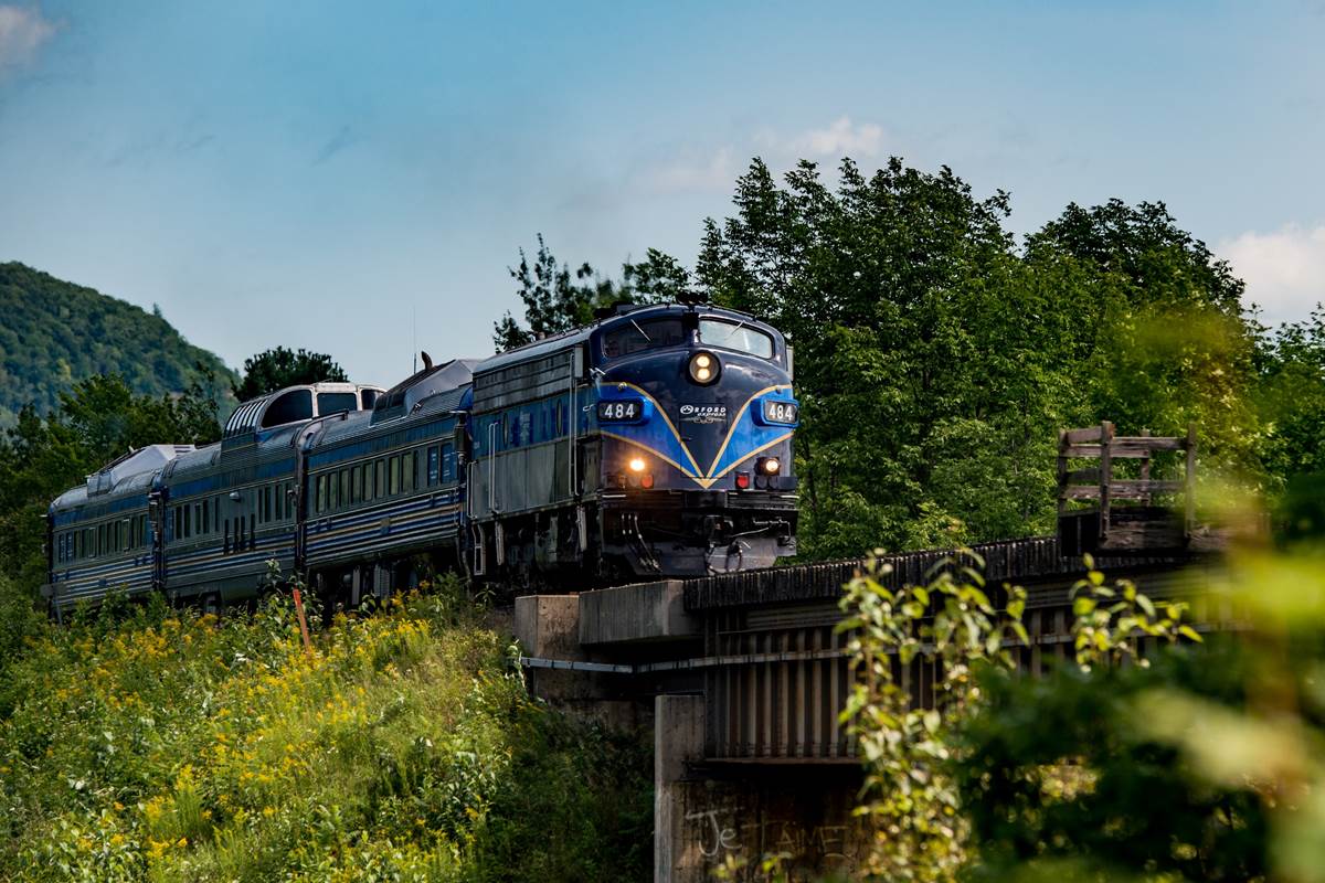 Train Orford Express sur le pont d'Eastman