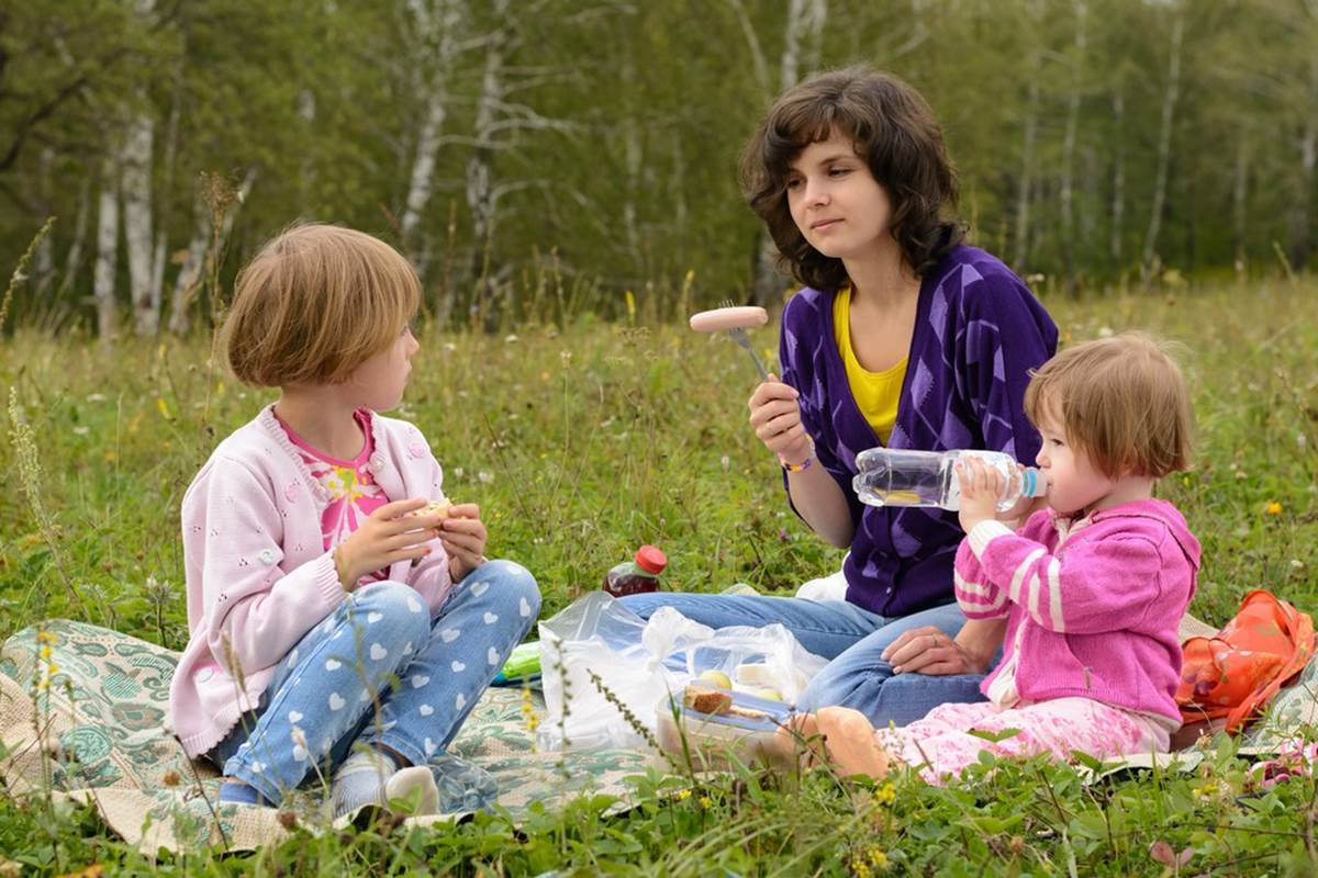 asinerie-badjane-dejeuner-sur-l-herbe-maman-avec-ses-filles-redim