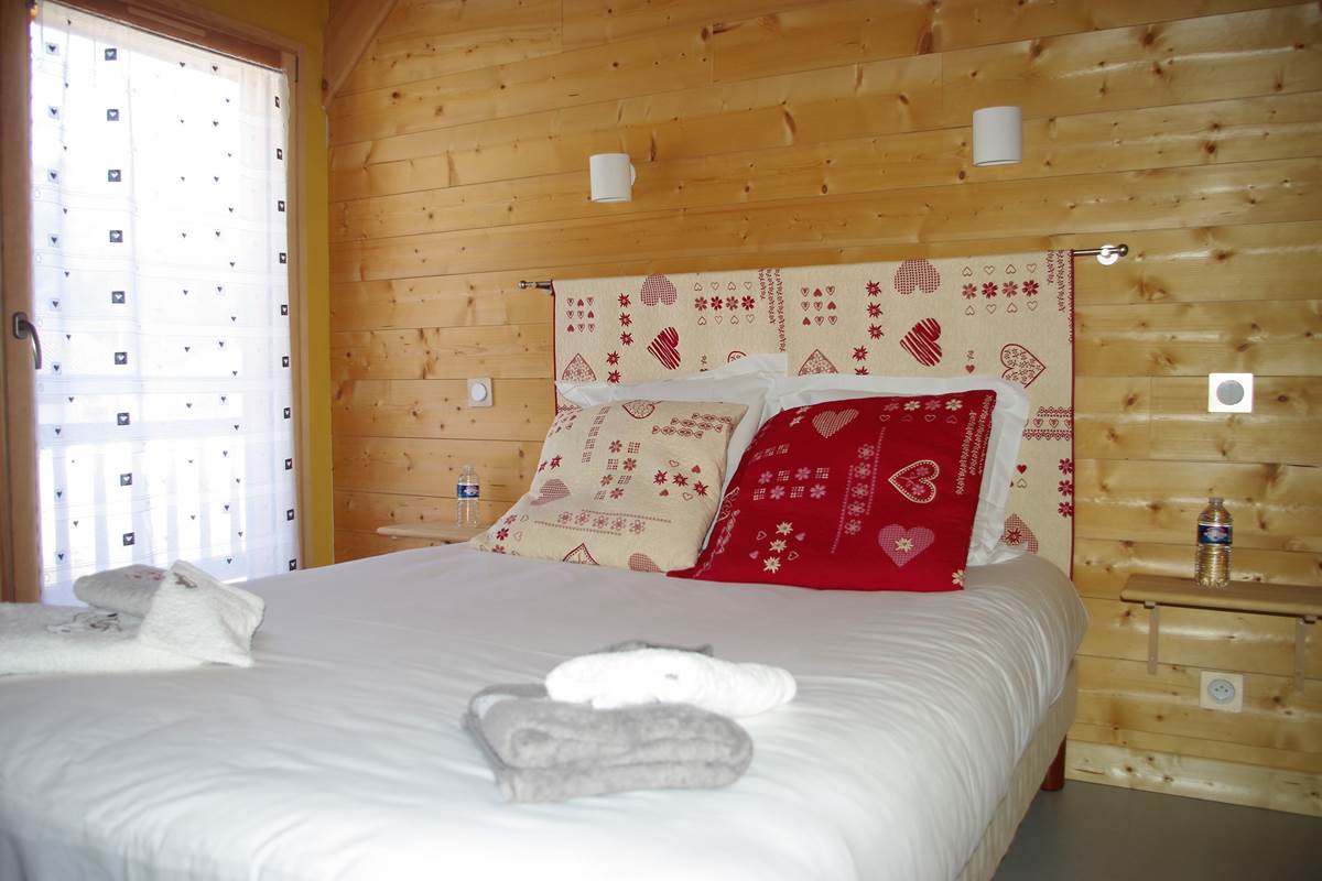 Chambre préparée pour recevoir 2 adultes