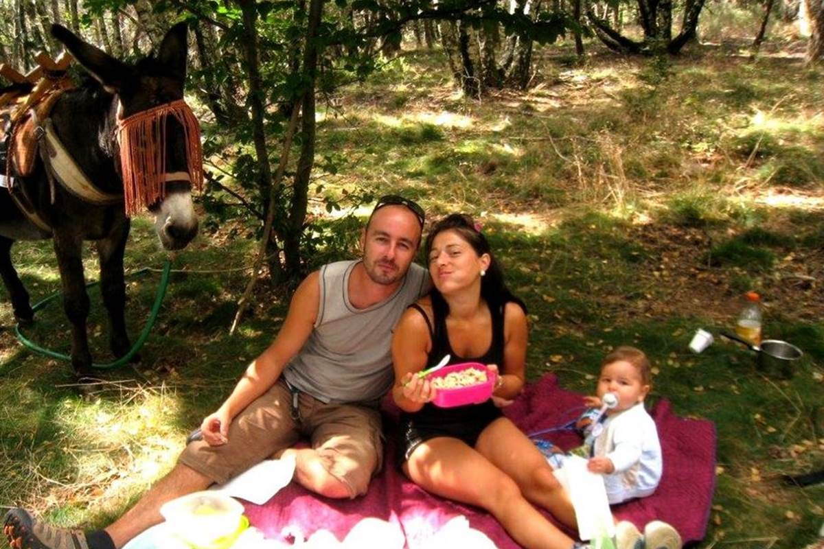 asinerie-badjane-dejeuner-sur-l-herbe-avec-bebe-et-moka