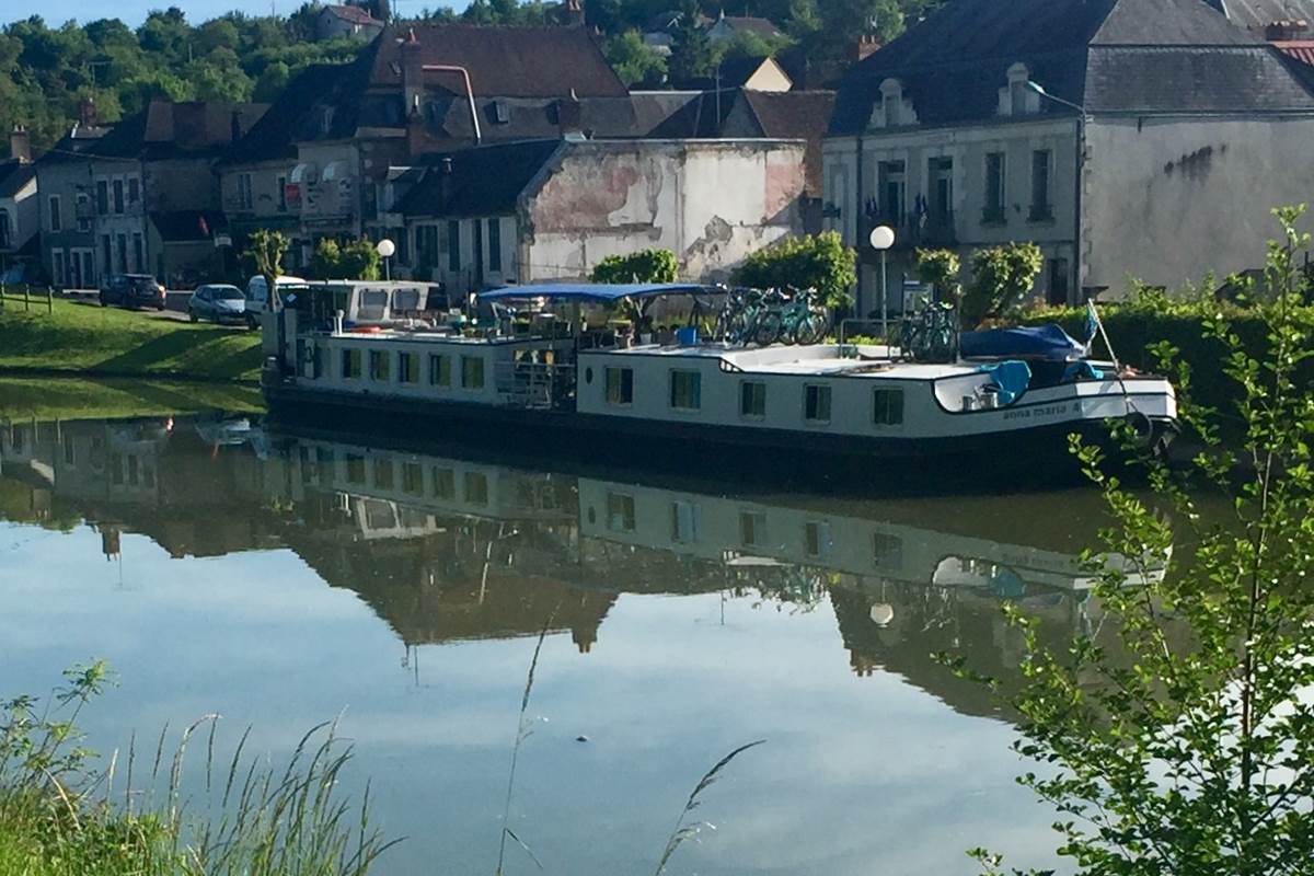 la péniche anna maria 4 à Sancerre