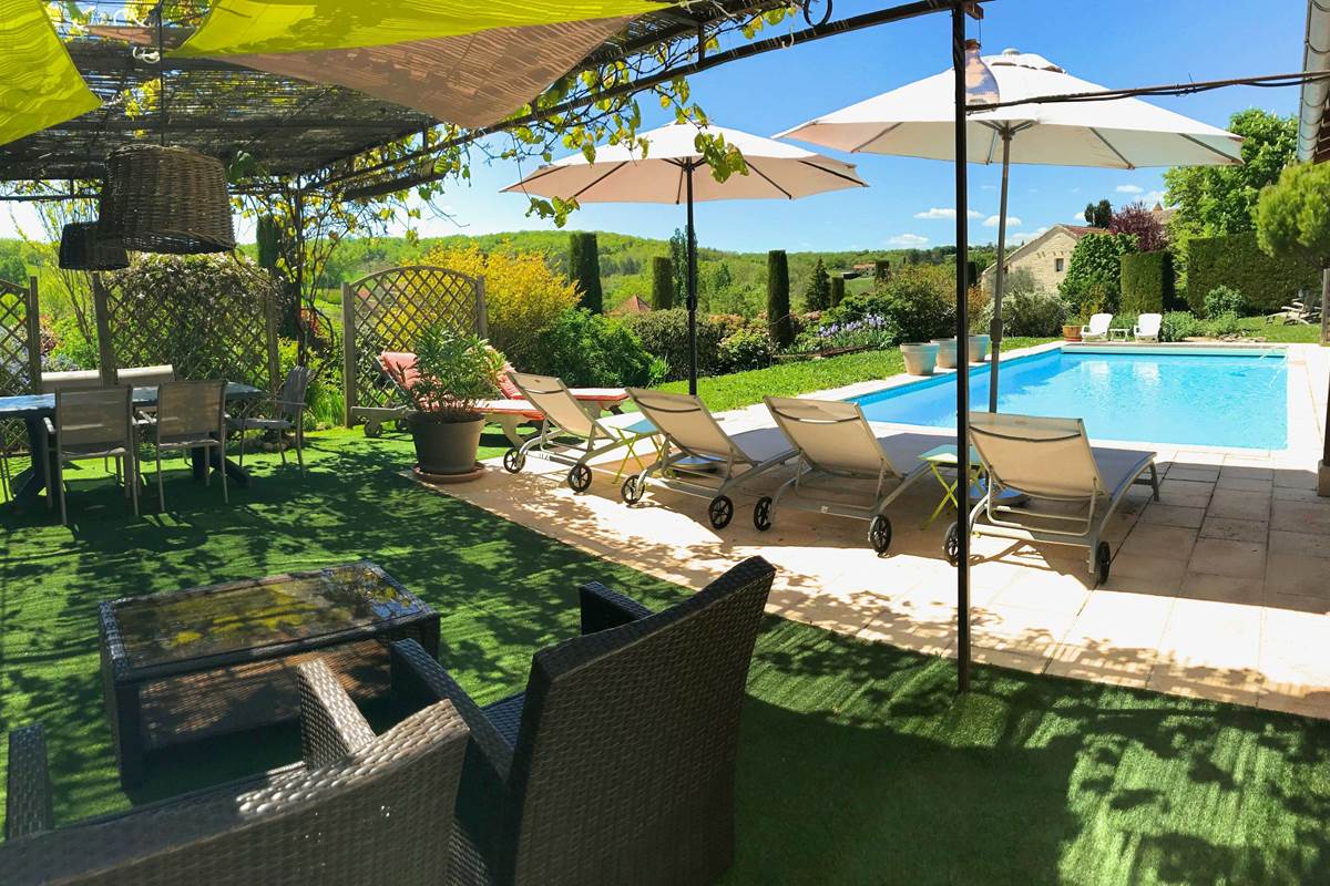 Espace piscine avec pergola et grandes plages