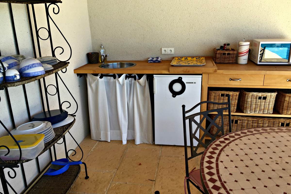 Une petite cuisine d'été avec le nécessaire pour pique-niquer au bord de l'eau