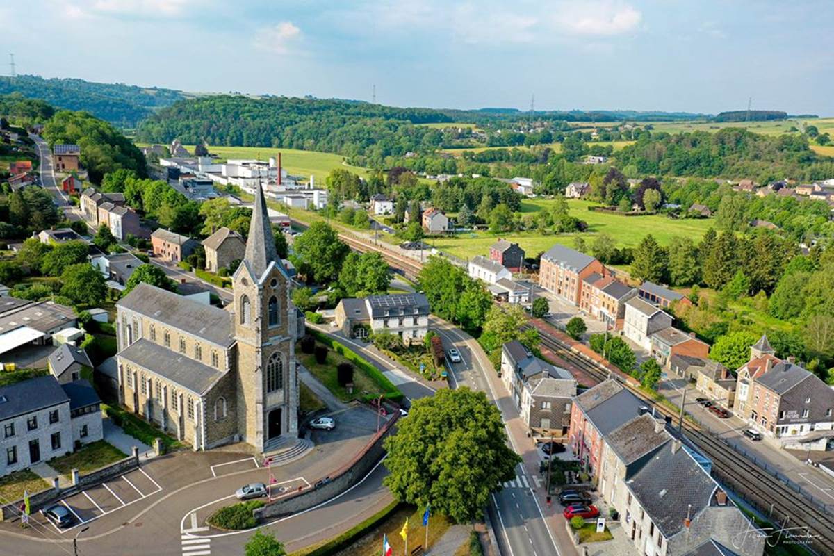 La rue principale loge le chemin de fer menant à la gare de HAMOIR