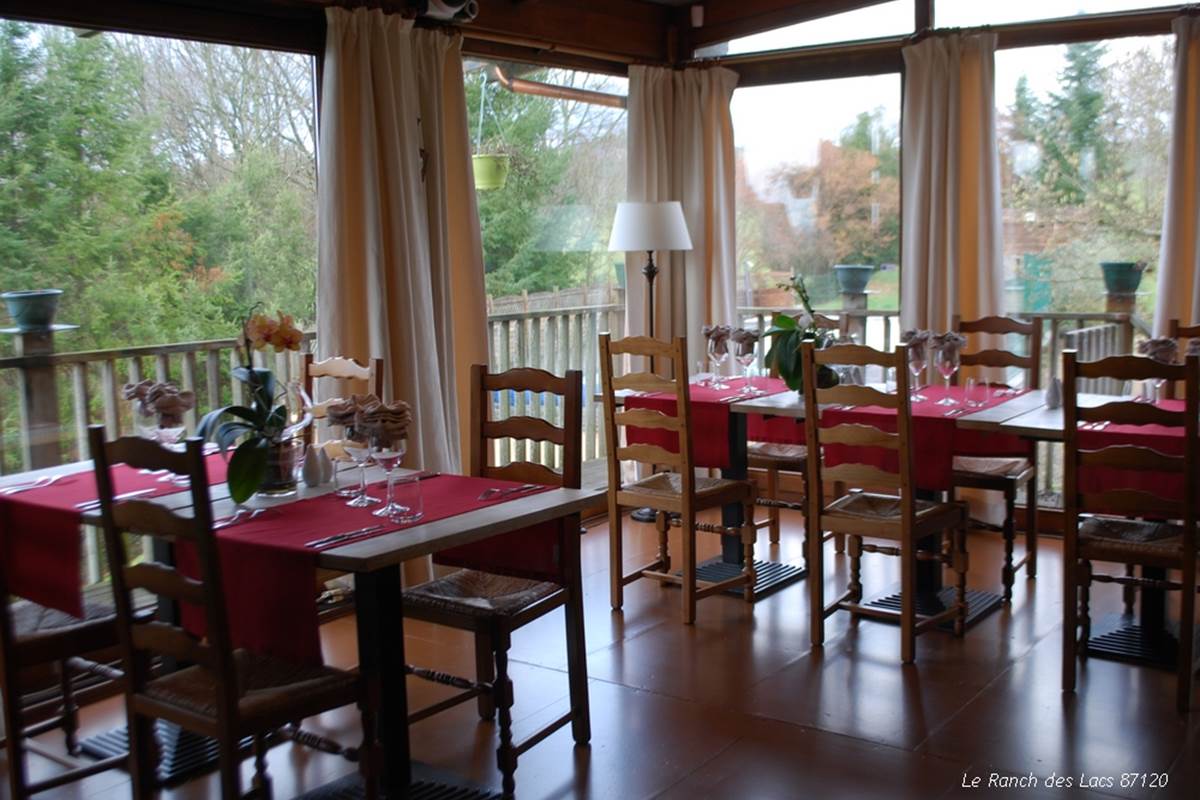 salle de restaurant en pleine nature, vue panoramique Le Ranch des Lacs