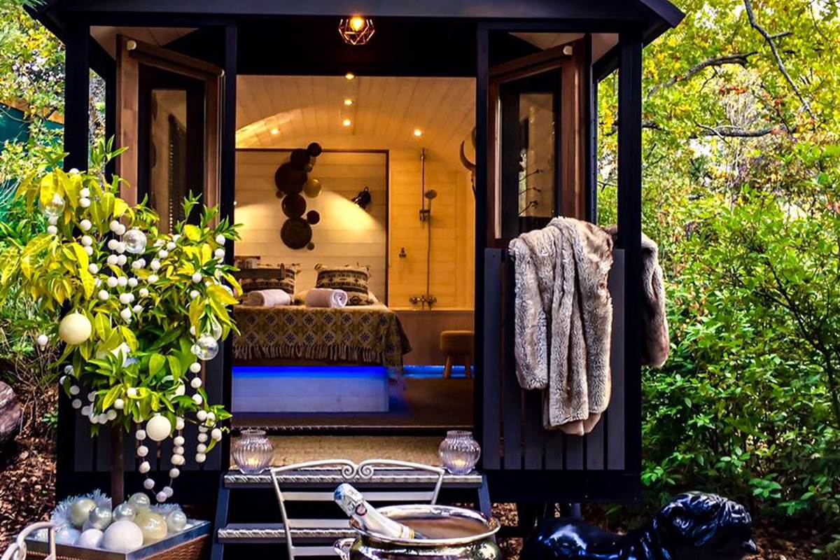 Roulotte avec baignoire et terrasse privative . Chauffée et climatisée
