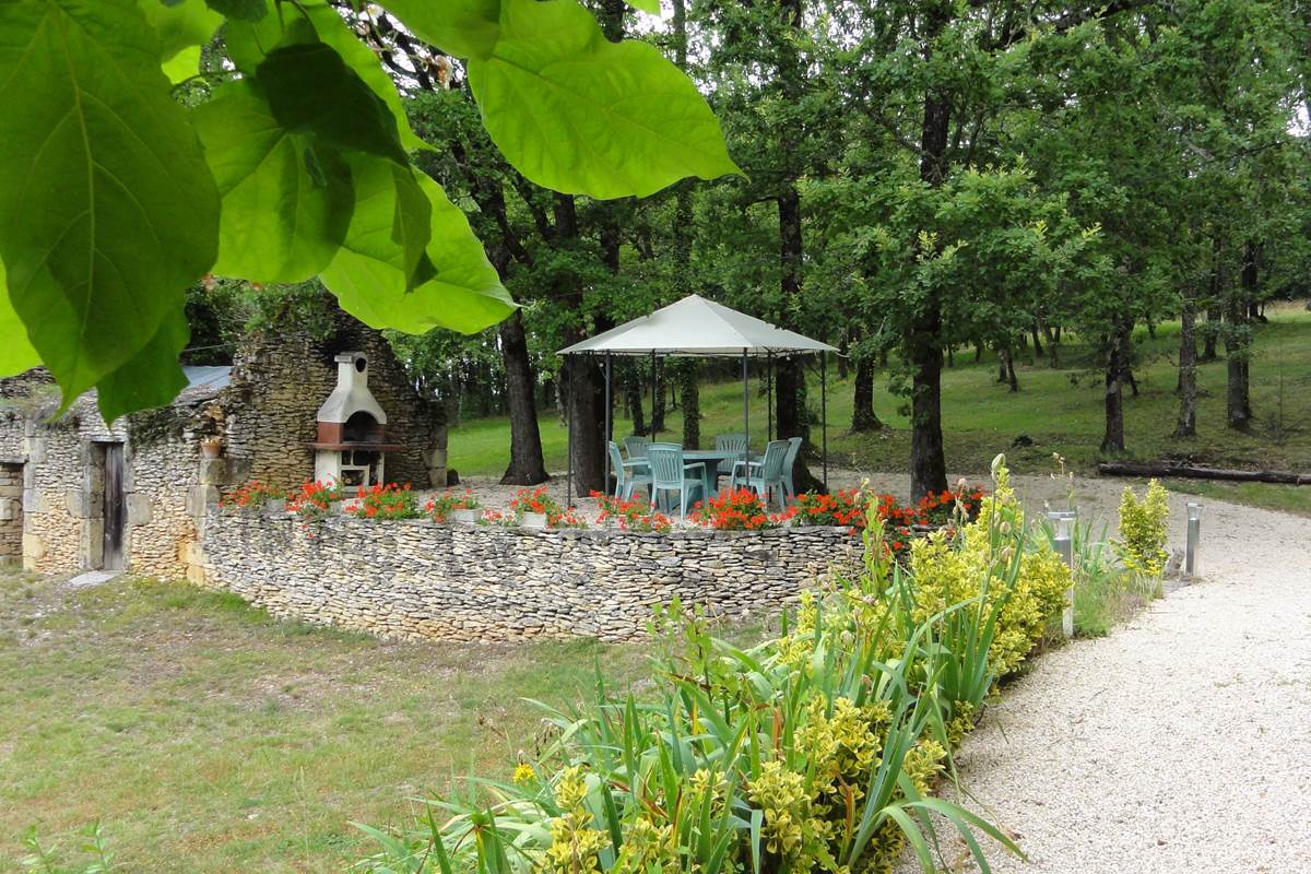 Gazebo barbecue chambres d'hotes feuillantines perigord