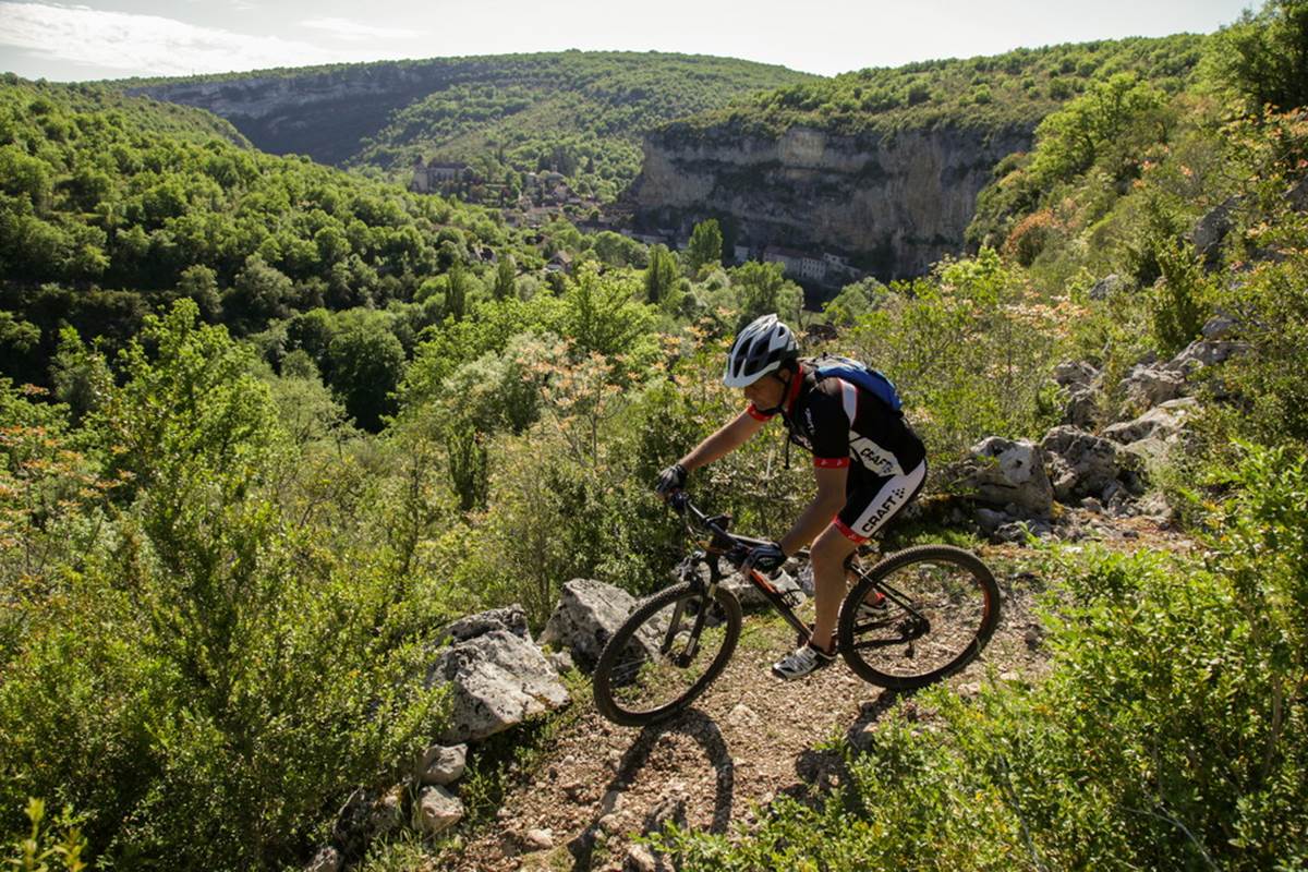 descente-en-vtt-sur-les-sentiers-du-causse-cabrerets