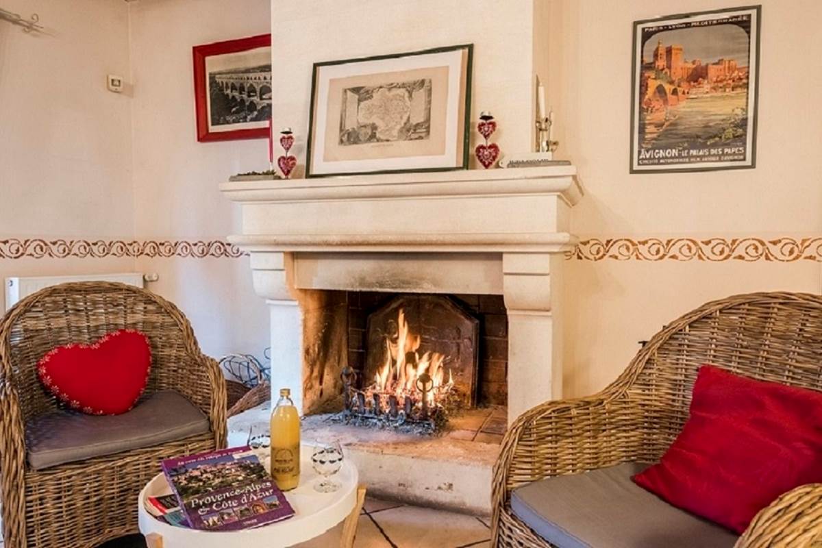 coin détente avec feu de cheminée