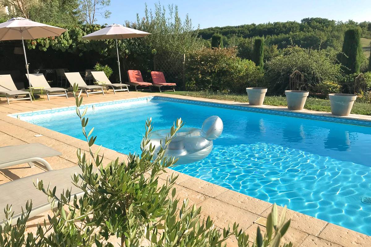 Grand espace piscine avec jolie vue sur la campagne