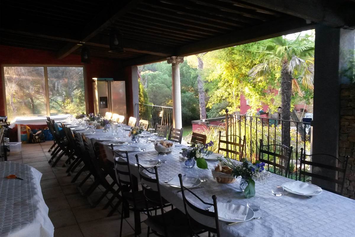 table de 25 personnes sous la terrasse