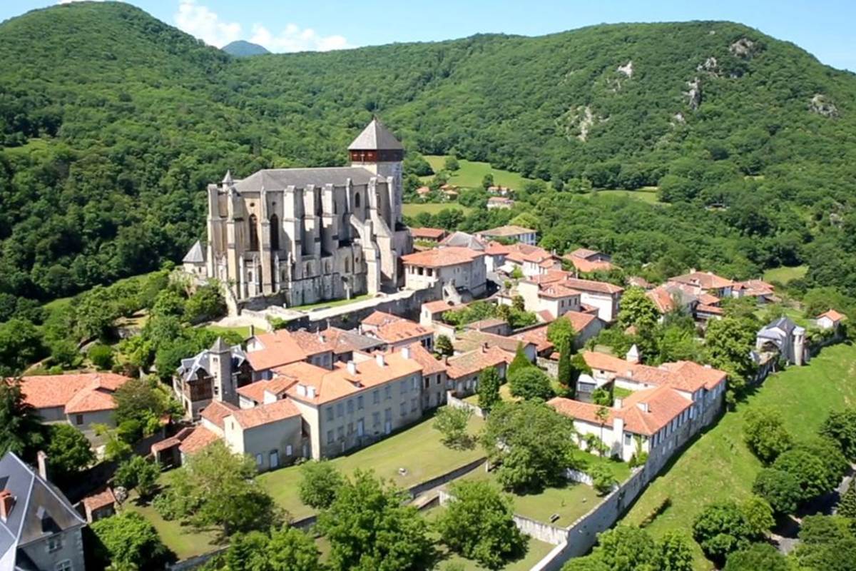 vue du ciel la cathédrale de saint Bertrand de Comminges
