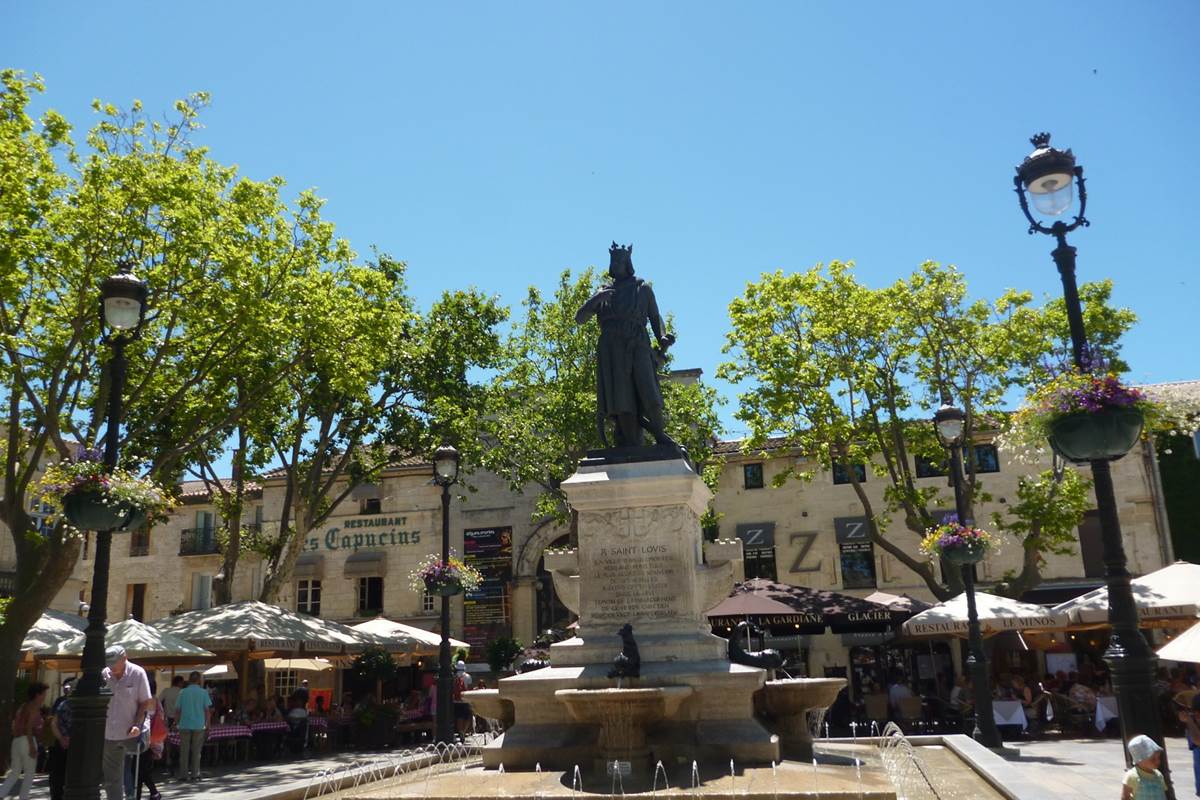 La Place St Louis à Aigues-mortes