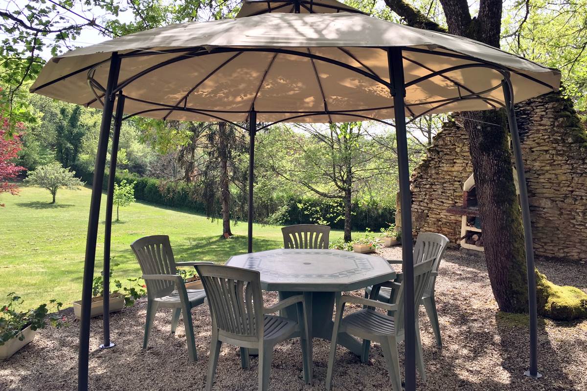 gazebo barbecue bed and breakfast feuillantines dordogne