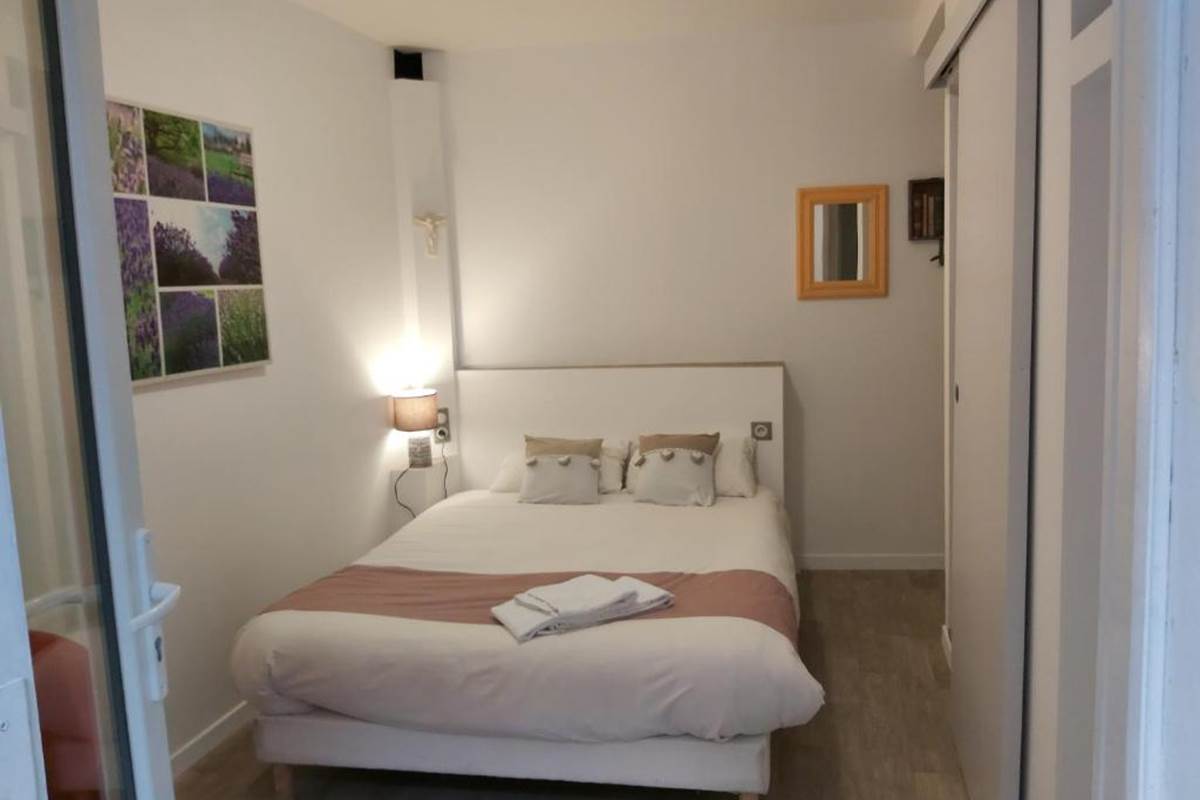 STUDIO ST MICHEL ARCHANGE CHAMBRE