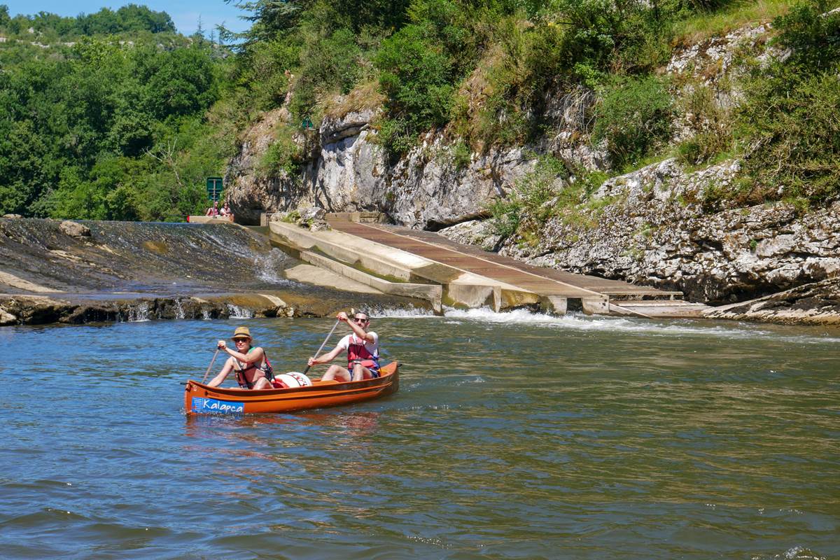 Passage de la glissière à canoë à Cabrerets © Lot Tourisme - C