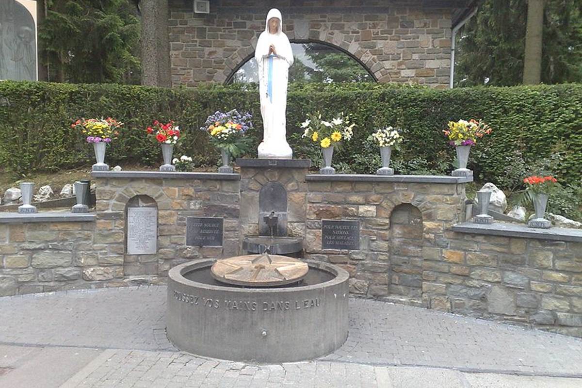 La Vierge Marie et sa source Par Johfrael — Travail personnel, CC BY-SA 3.0, httpscommons.wikimedia.orgwindex.phpcurid=7120751