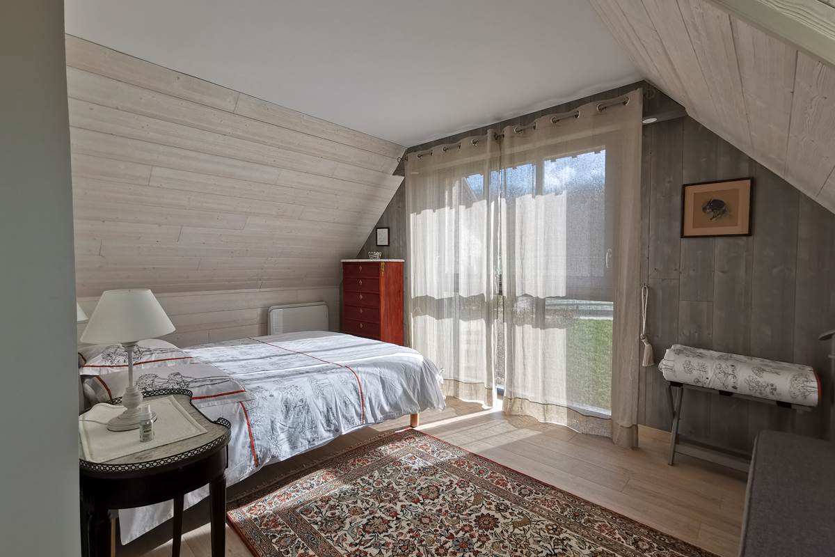 Chambre avec grand lit de l'Atelier