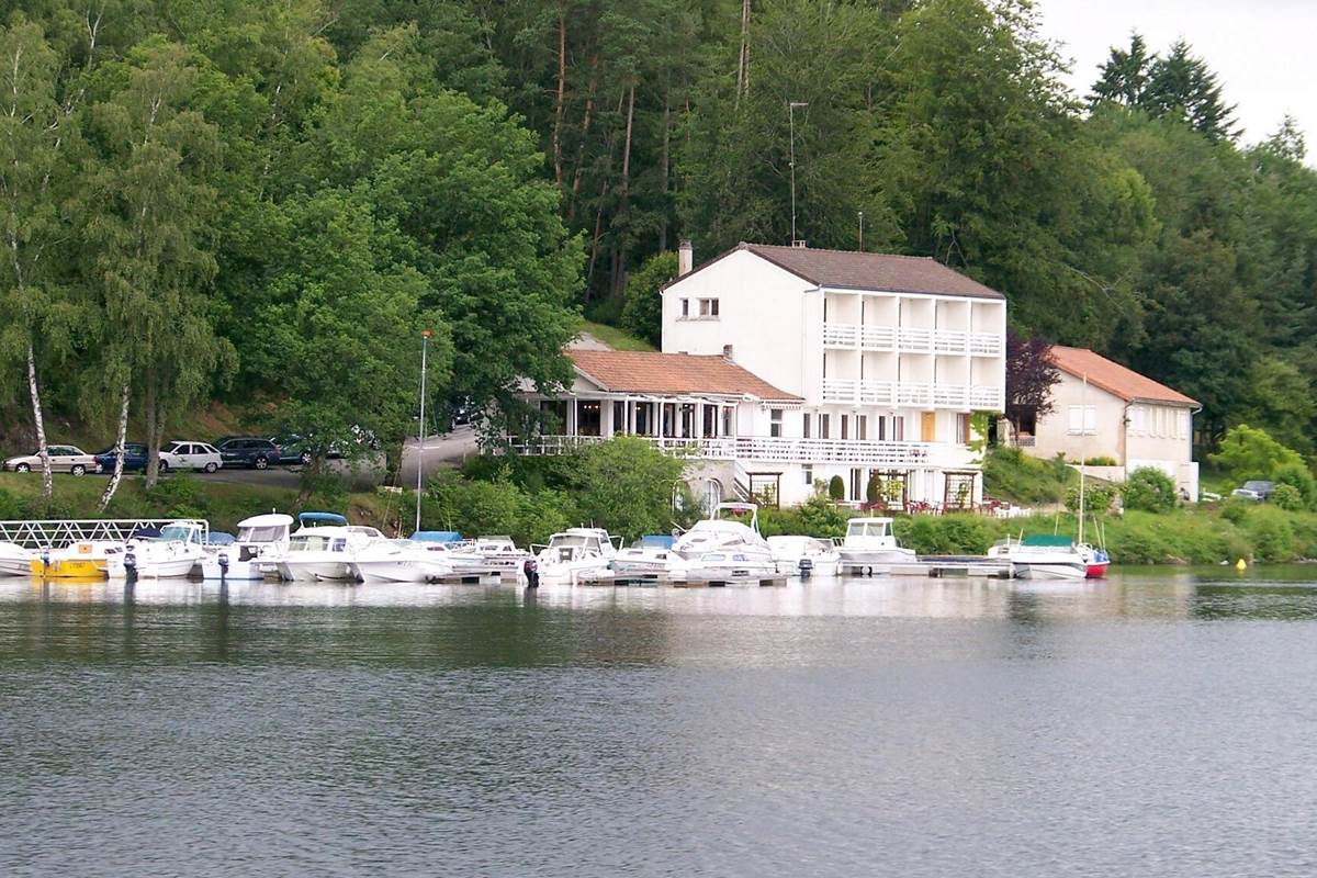 hotel-la-caravelle-facade-peyrat-le-chateau-420871