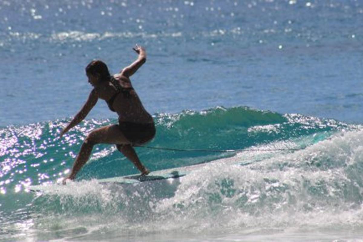 Surf sur les vagues des grandes plages dans les Landes
