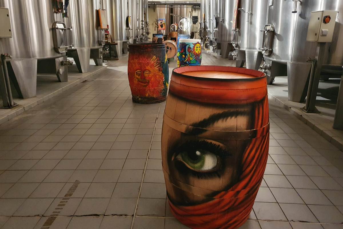 Dans le chais, exposition de barriques peintes