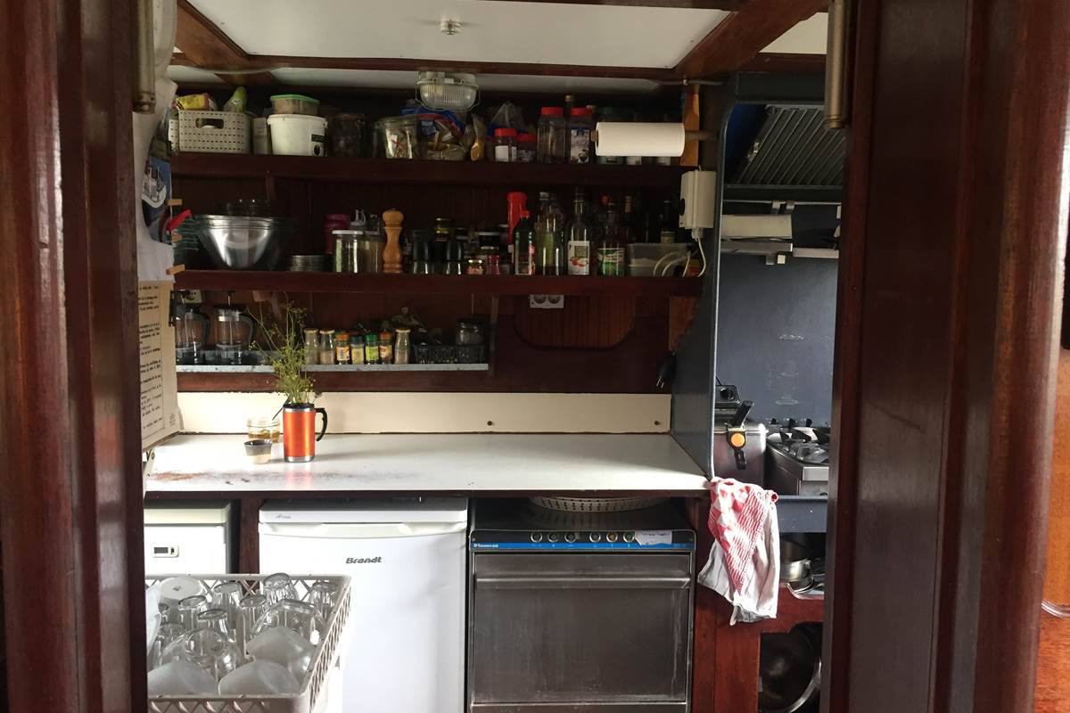 la péniche anna maria 4 côté cuisine