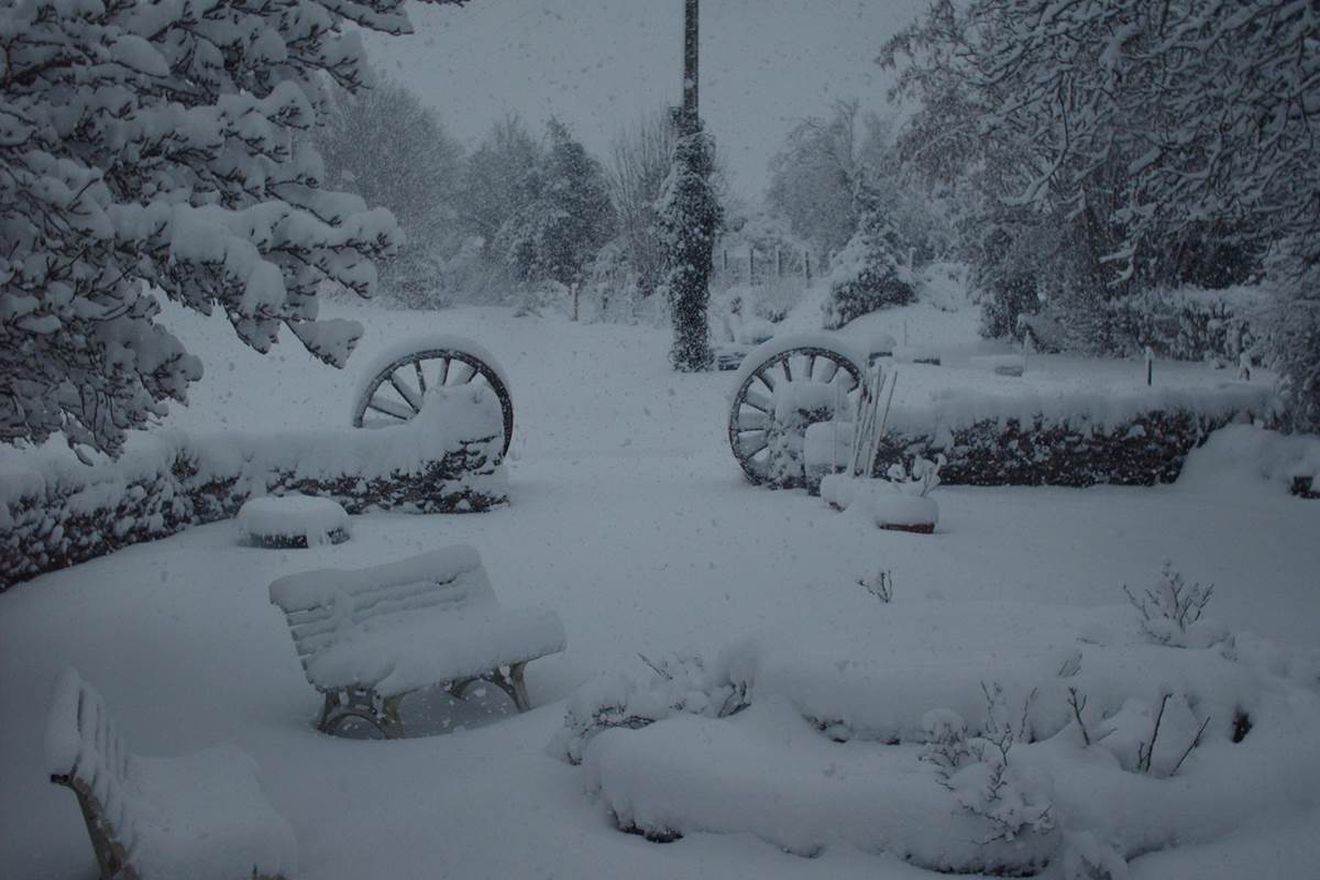 parc et jardins sous la neige au Ranch des Lacs