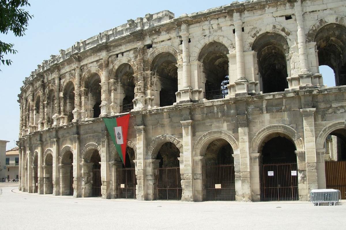 nimes-215358_960_720