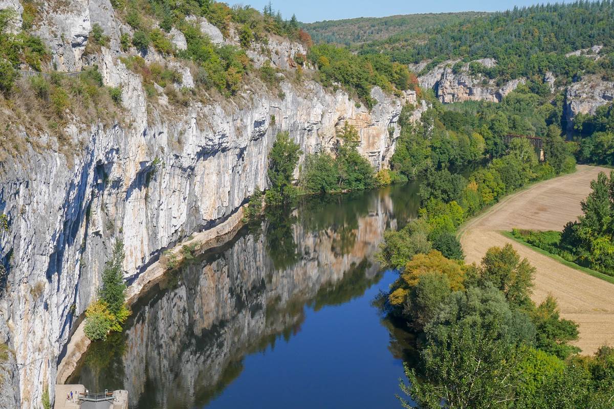 Vue sur le chemin de halage Lot Tourisme - C. Seguy