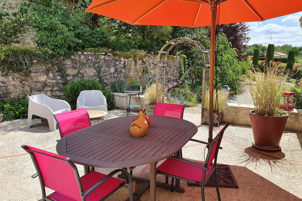 Terrasse du gîte Le Cantalou donnant sur le jardin