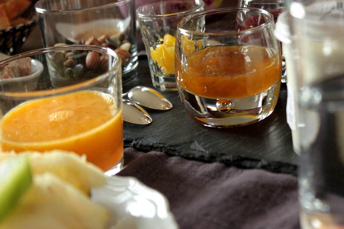 Ambiance petit déjeuner, dedans ou dehors selon le temps