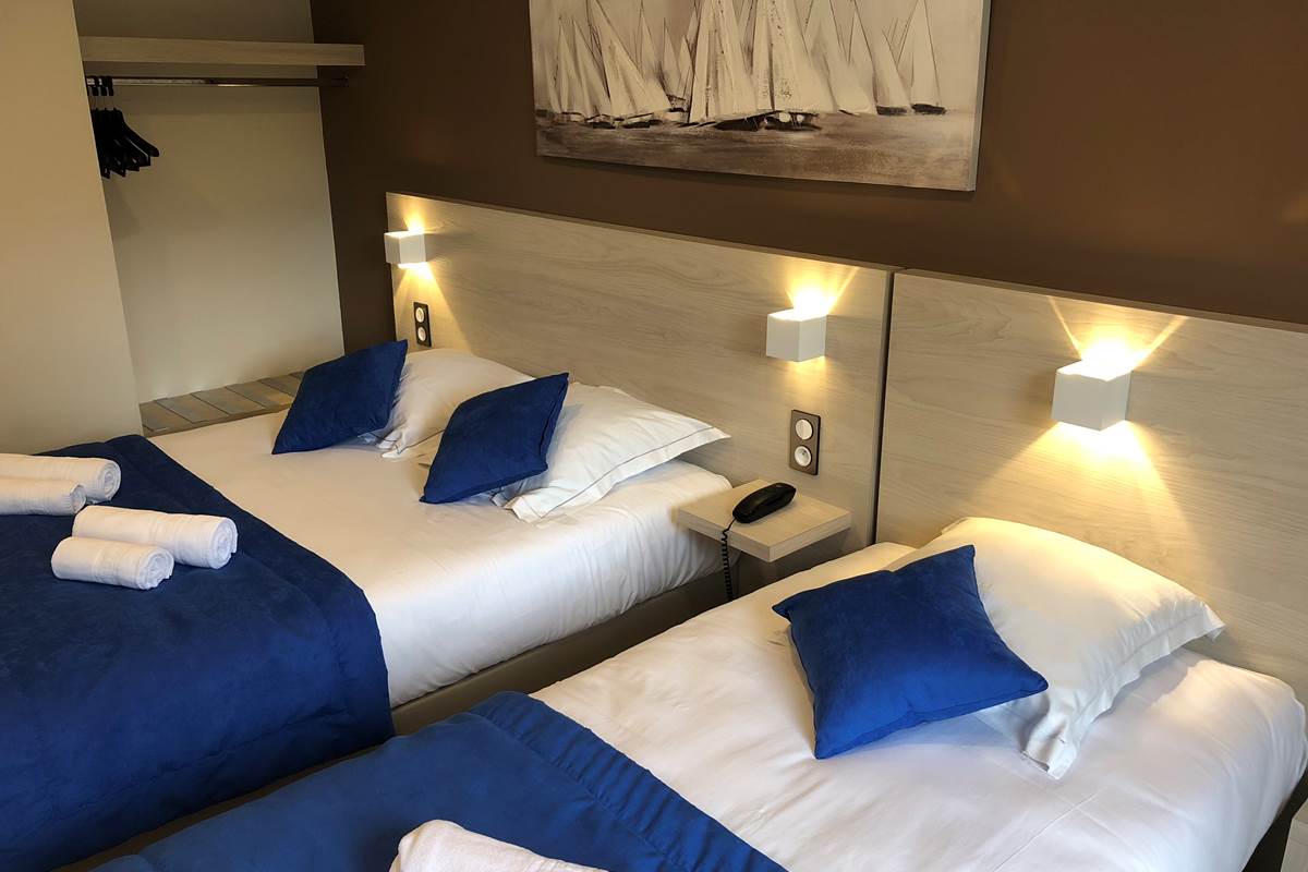 Chambre triple avec douche et wc ,en rez-de-jardin, vue sur le patio, à Boulazac, Périgueux