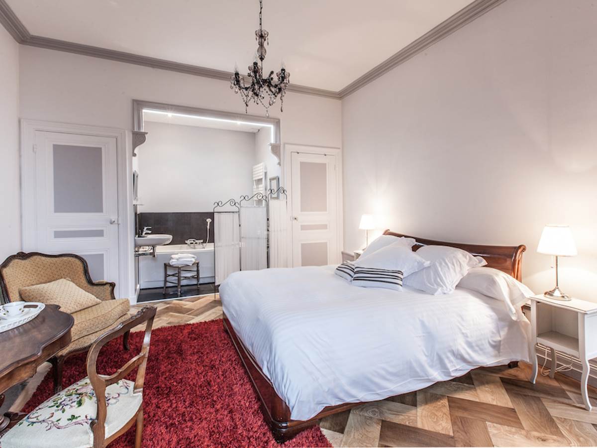 Chambre Ravel avec baignoire et douche