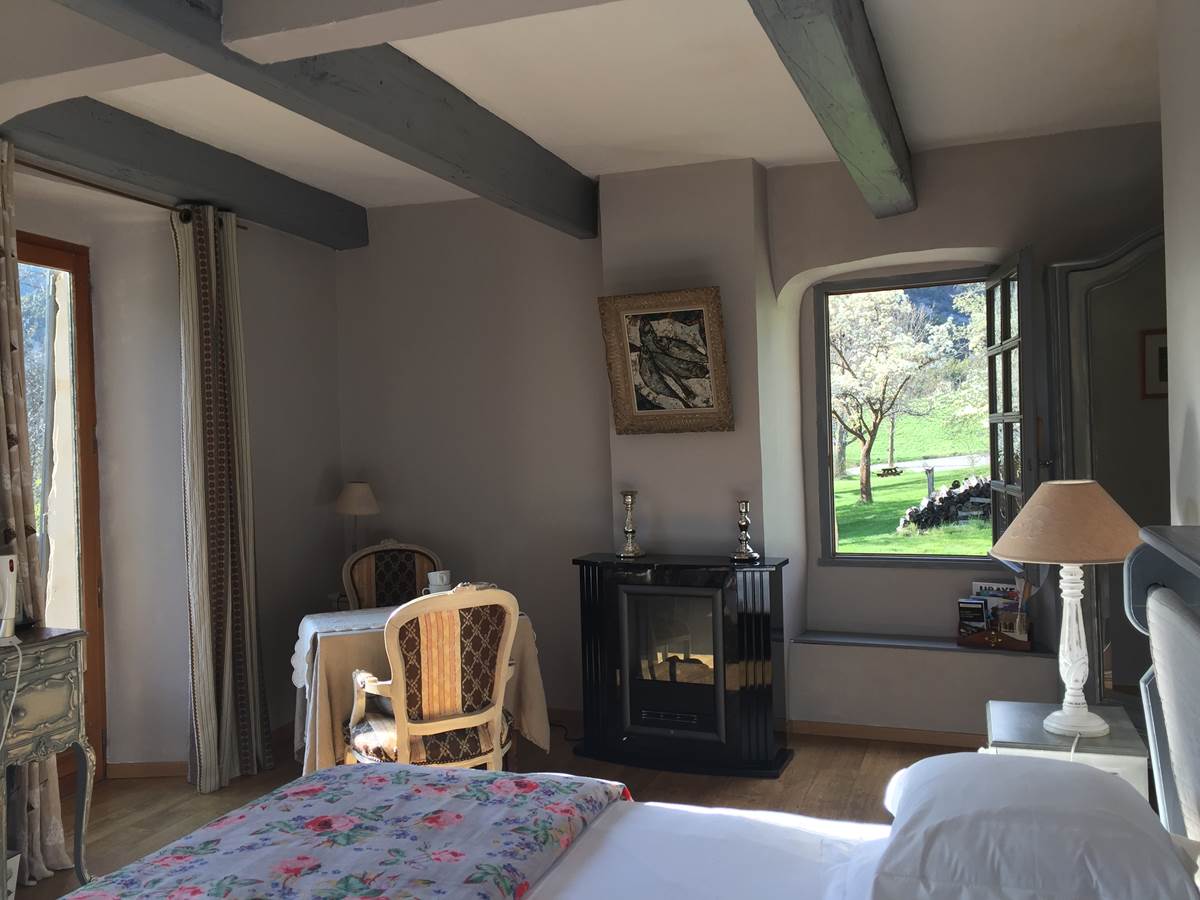 La chambre Ubaye avec la vue sur le jardin et les montagnes
