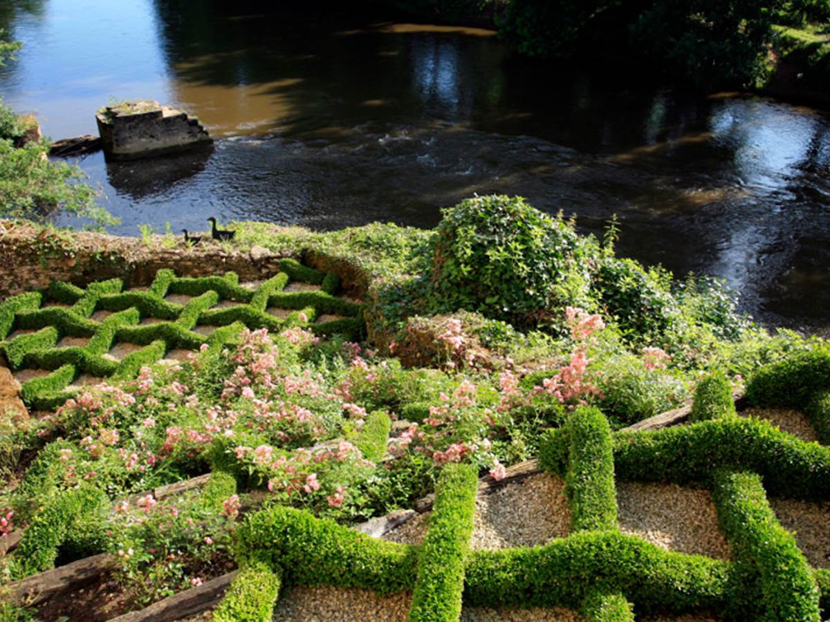Les jardins du château de Losse surplombants la rivière Vézère