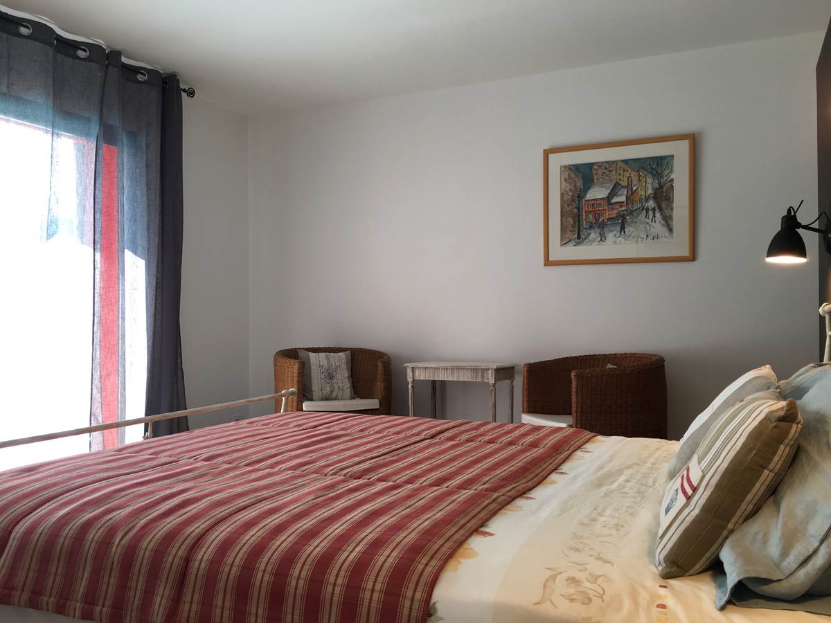 La chambre réserve une agréable vue sur la piscine
