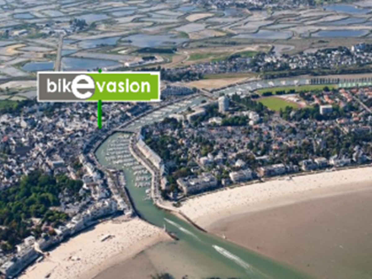 idéalement situé à proximité du port, le parking du port est en accés direct vers Bikevasion