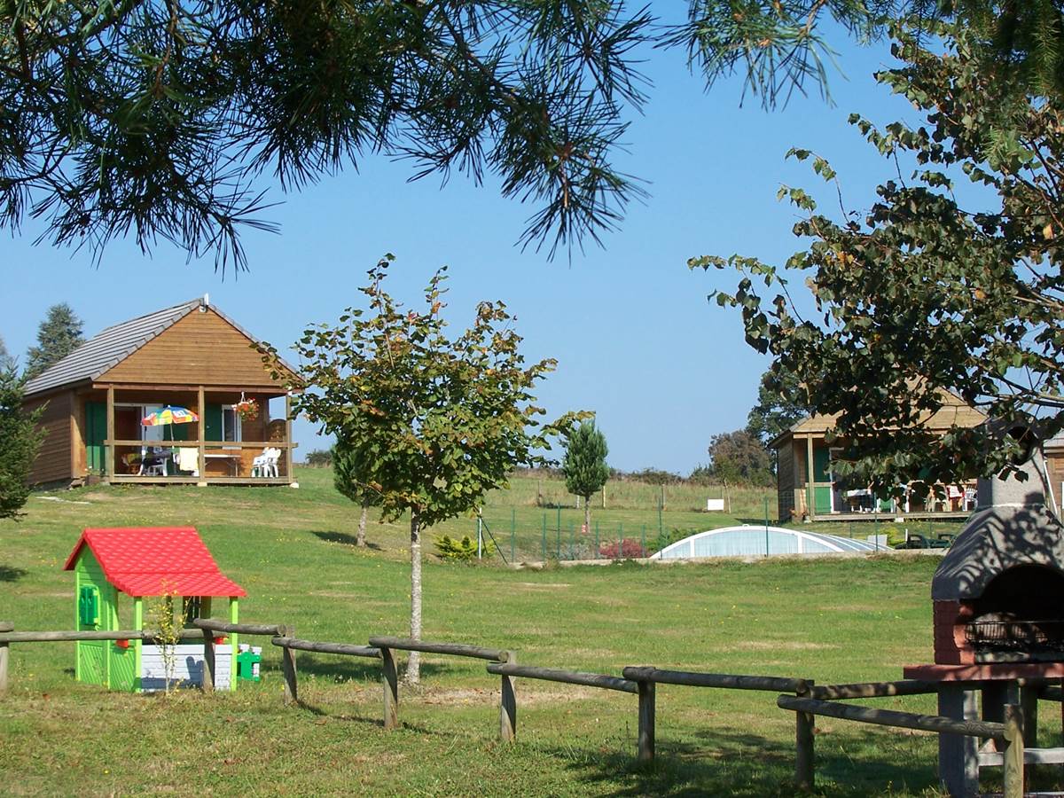 Gîte chalet location piscine vélo à assistance électrique pêche Dordogne Sérandon Clémensac Corrèze Belvédère de Gratte Bruyère Randonnée La Dordogne de villages en barrages