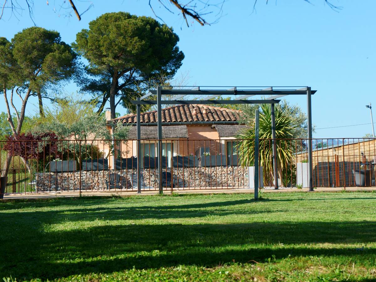 vue principale piscine hôtel résidence les peupliers
