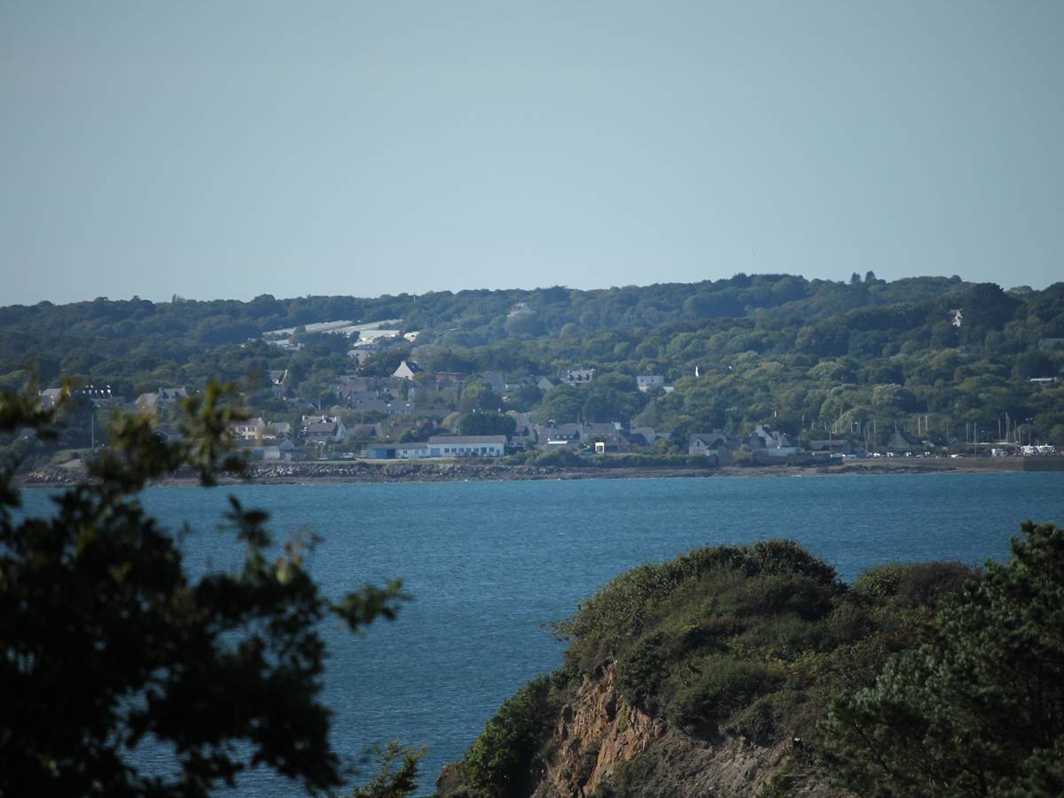 La côte est extrêmement découpées, vue d'ici, au delà du bras de mer, la presqu'ile de Plougastel-Daoulas