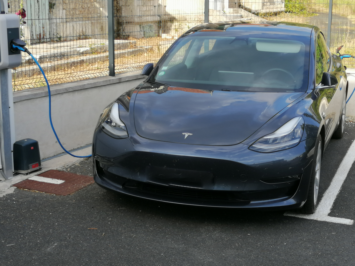 Tesla en charge.