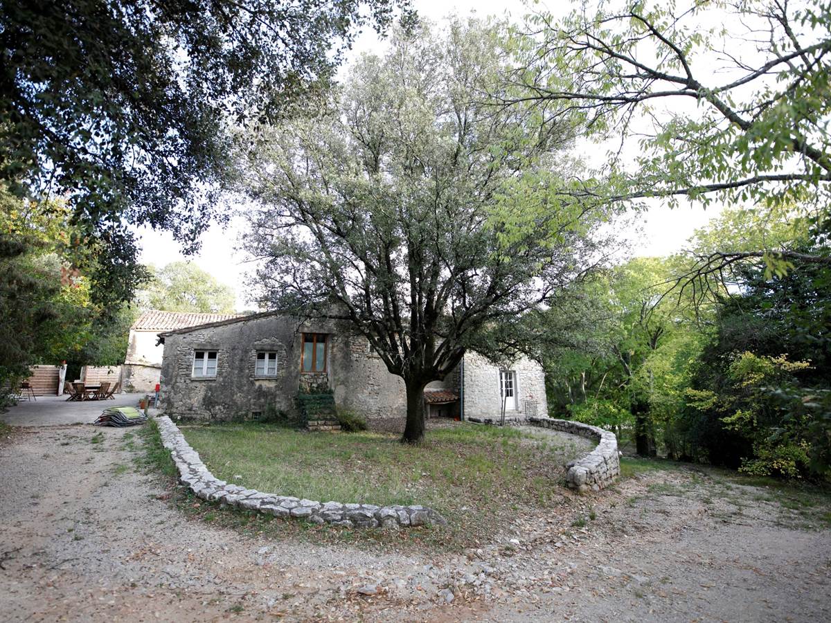 La Séranne, coin parking et terrasse
