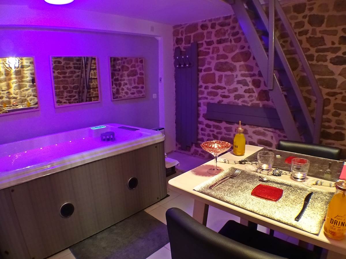 les instants voles jacuzzi privatif - Chambre Guimauve, dîner en amoureux près du jacuzzi