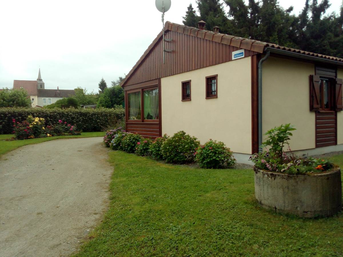 Gîte Les rosiers, côté rue, Arnac-La-Poste en Haute-Vienne, Nouvelle Aquitaine
