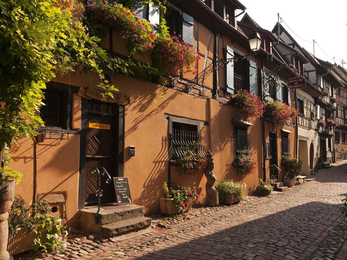 L'auberge du Rempart, conviviale et traditionnelle avec ses poutres apparentes et sa cuisine du terroir délicieuse.