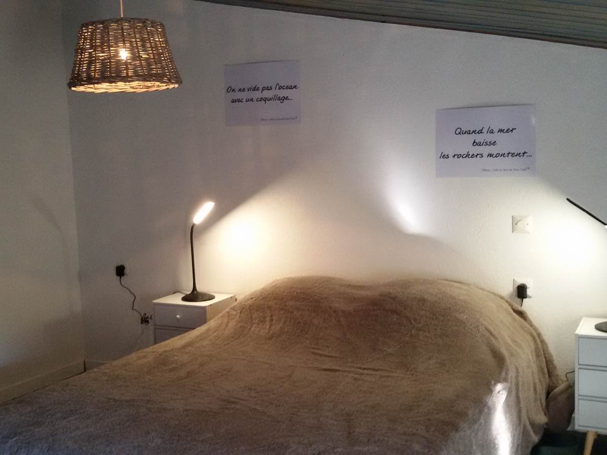 Coin chambre à l'étage avec lit de 140