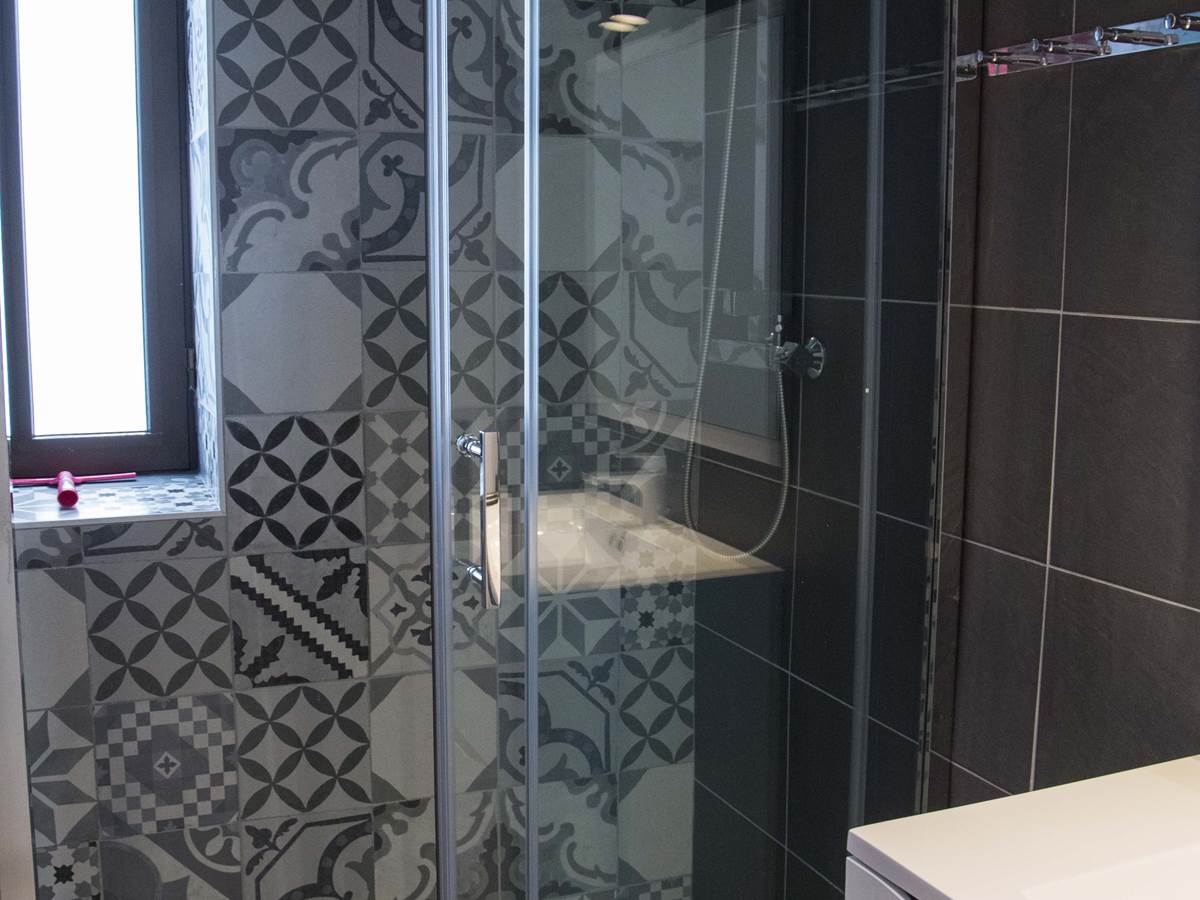 Salle d'eau avec douche.
