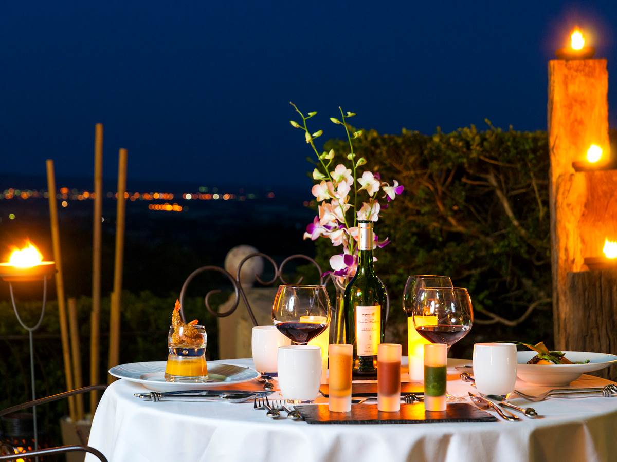 Dîner en terrasse au clair de lune