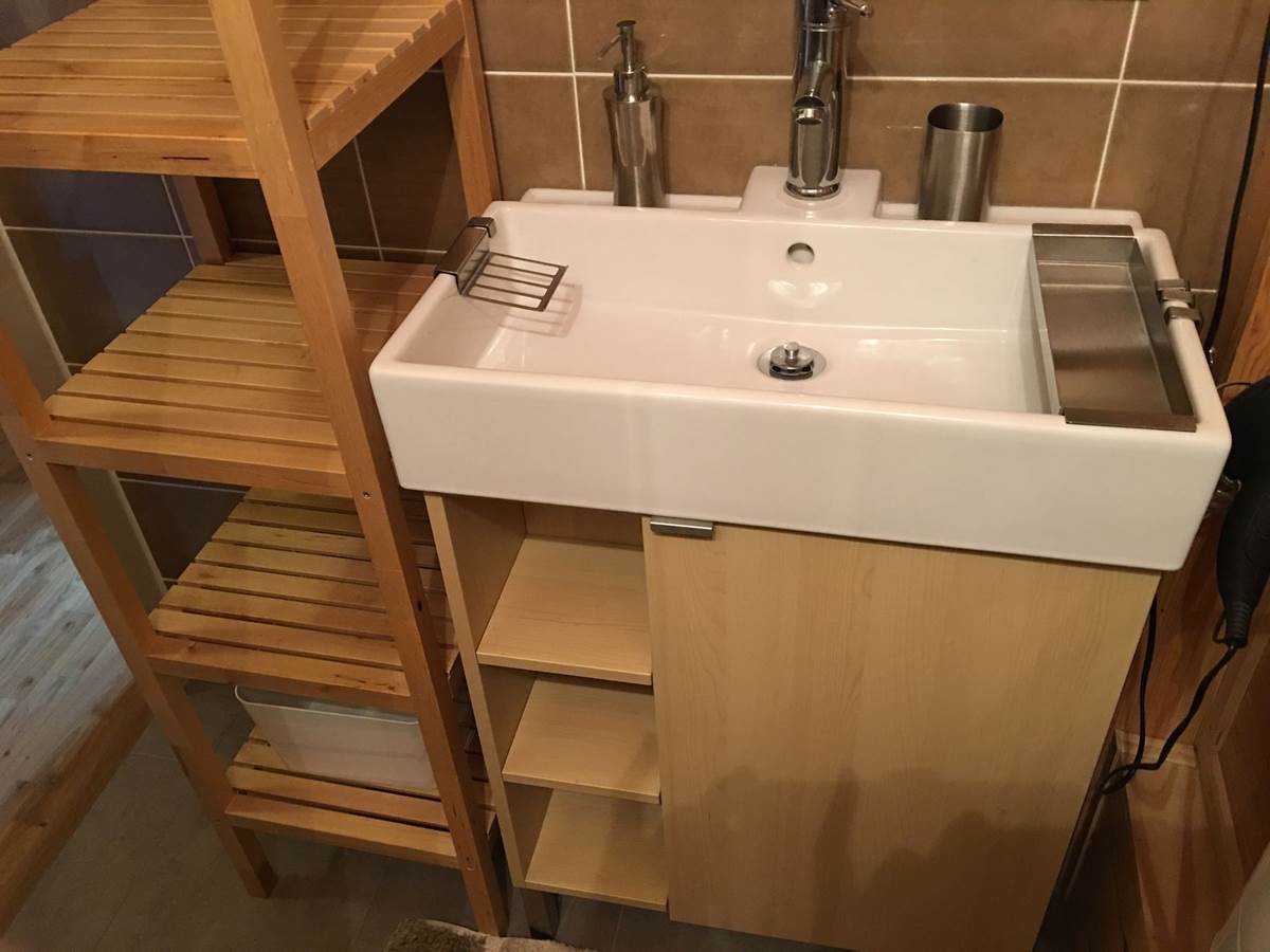 salle d'eau avec lavabo - rangements
